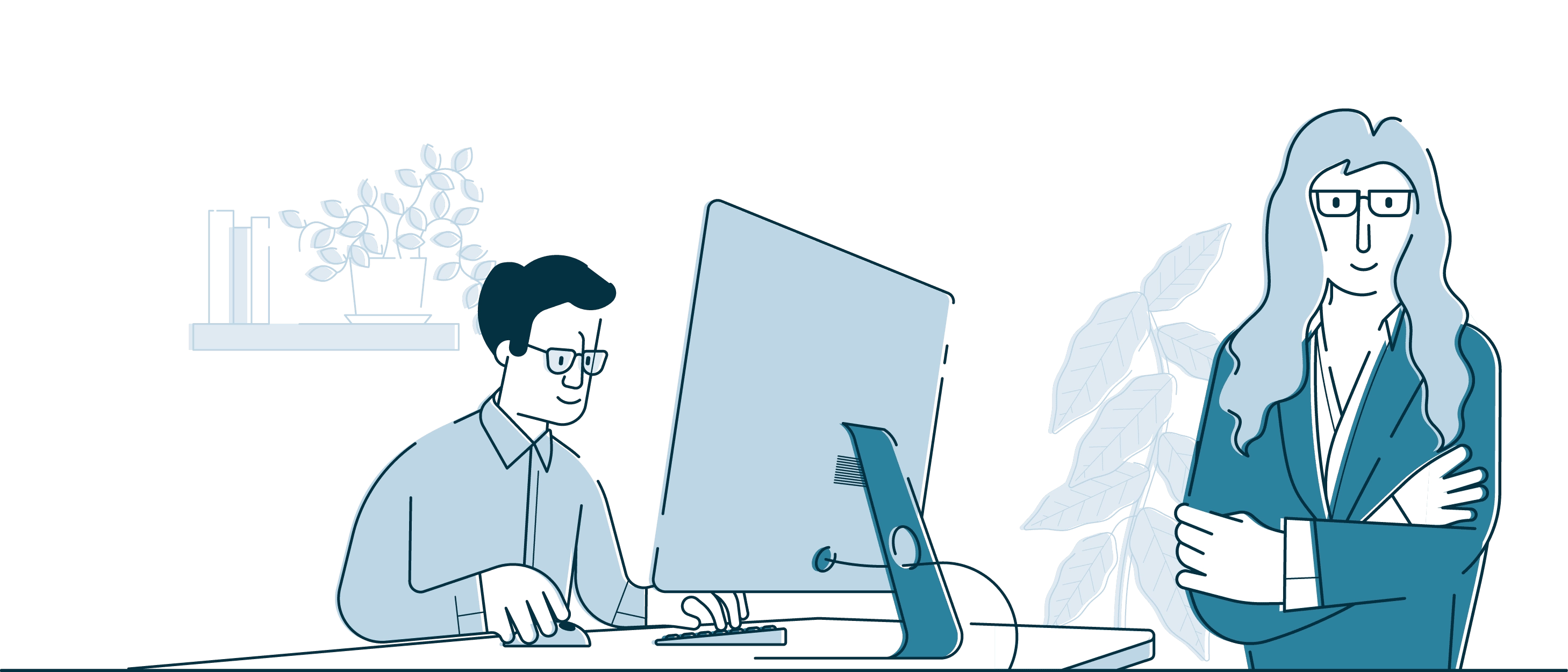 Illustrazione di un perito assicurativo al lavoro: un uomo con occhiali seduto alla scrivania davanti al computer e una collega in giacca in piedi con le braccia incrociate, sullo sfondo piante e uno scaffale di libri.